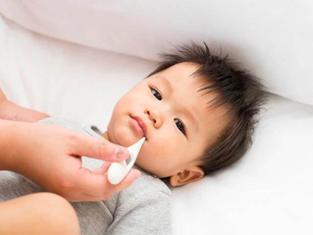 Những cách chăm sóc khi bé bị sốt an toàn hiệu quả tại nhà hình 1