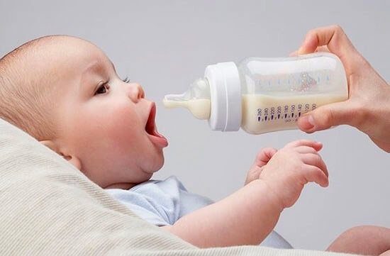 Nên hay không nên bổ sung sữa non cho trẻ sơ sinh? hình 2