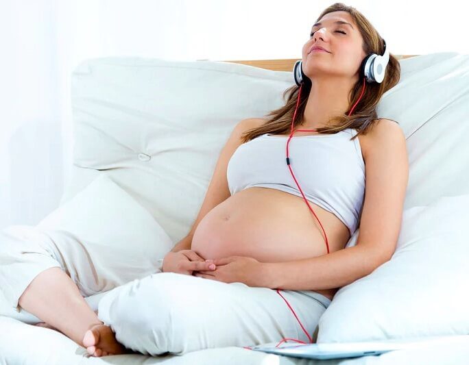 Những lợi ích tuyệt vời của việc nghe nhạc khi mang thai hình 3