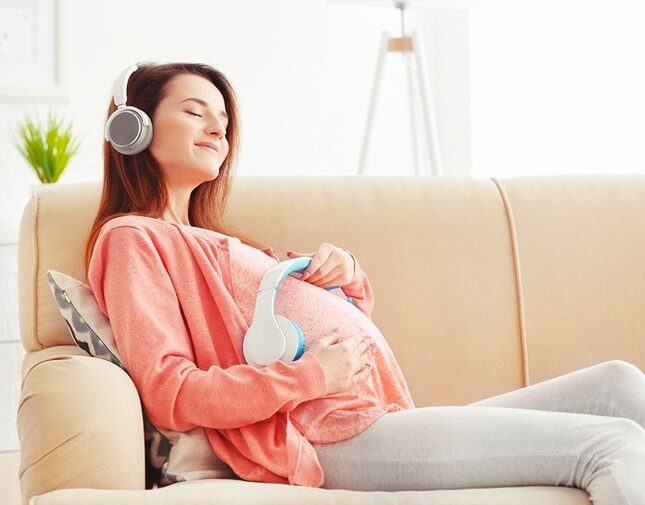 Những lợi ích tuyệt vời của việc nghe nhạc khi mang thai hình 2