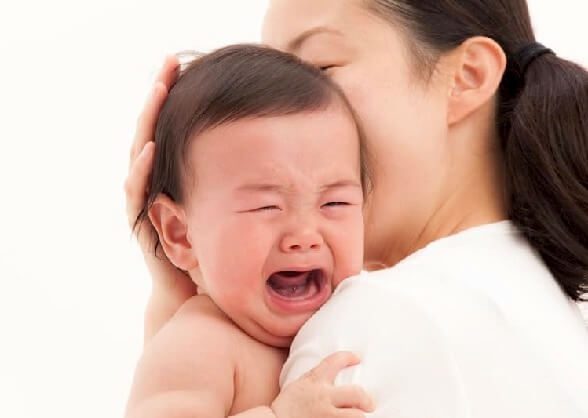 Vì sao trẻ nhỏ lại thường xuyên quấy khóc và giải pháp cho mẹ hình 4